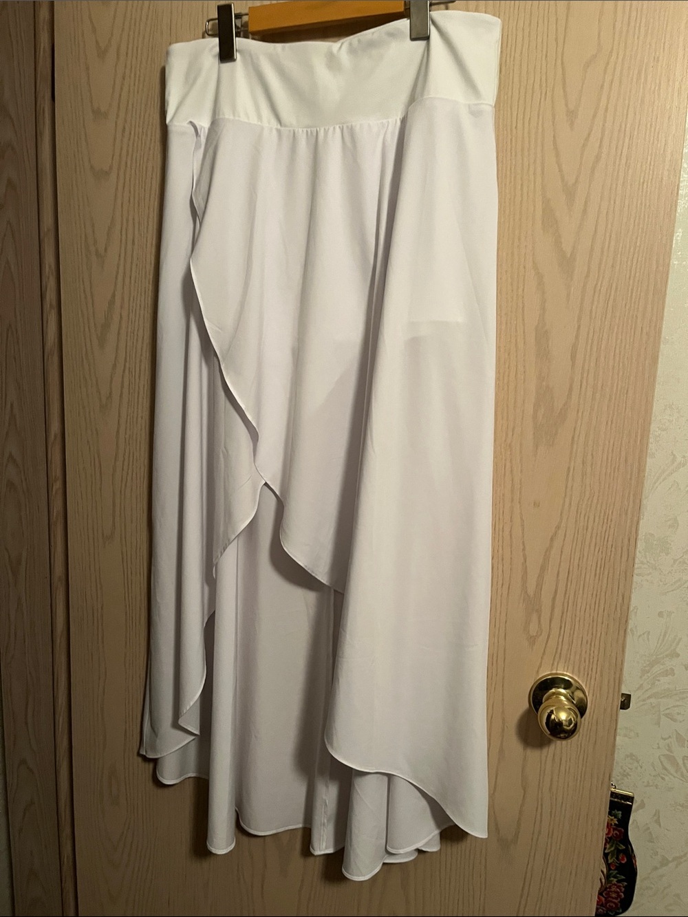 HALARA White High-Low Ruffle Maxi Skirt
